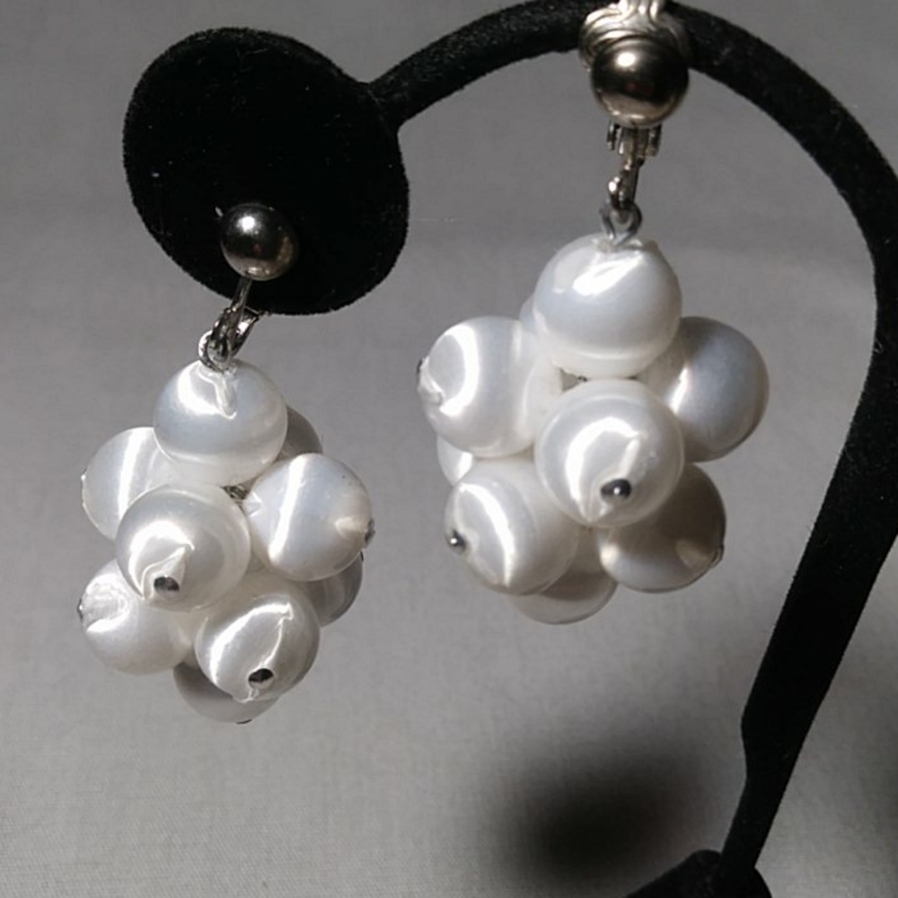 Sarah Coventry White Ball Satin Clip Earrings 1967